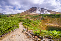 秋の擂鉢池と旭岳 [YMA110016227]