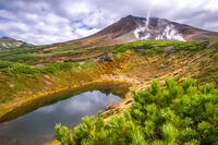 秋の擂鉢池と旭岳 [YMA110016228]