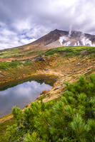 秋の擂鉢池と旭岳 [YMA110016229]