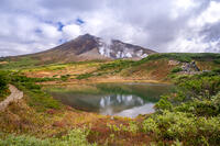 鏡池と秋の旭岳 [YMA110016231]