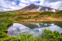 鏡池と秋の旭岳 [YMA110016234]