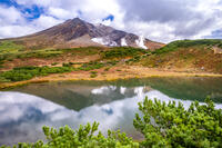 鏡池と秋の旭岳 [YMA110016236]