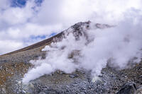 旭岳の地獄谷と噴気孔 [YMA110016243]