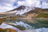 姿見の池と秋の旭岳 [YMA110016244]
