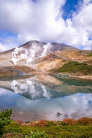 姿見の池と秋の旭岳 [YMA110016246]