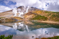 姿見の池と秋の旭岳 [YMA110016247]