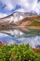 姿見の池と秋の旭岳 [YMA110016249]