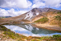 姿見の池と秋の旭岳 [YMA110016251]