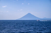 鹿児島県　開聞岳とトッピー７ [YMA110016438]