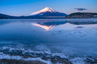 結氷する山中湖 [YMA110016587]