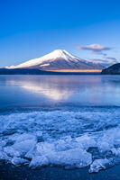 結氷する山中湖 [YMA110016592]