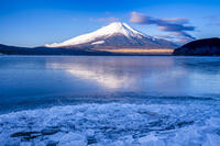 結氷する山中湖 [YMA110016593]