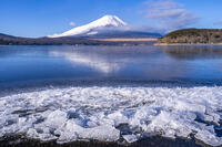 結氷する山中湖 [YMA110016594]