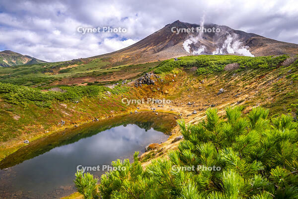 秋の擂鉢池と旭岳 [YMA110016228]