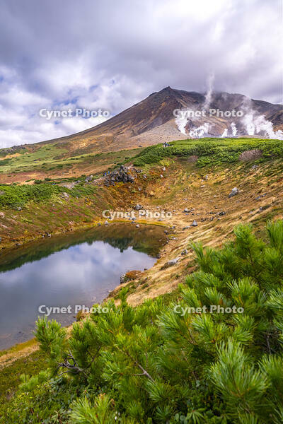 秋の擂鉢池と旭岳 [YMA110016229]