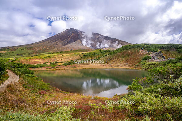 鏡池と秋の旭岳 [YMA110016231]