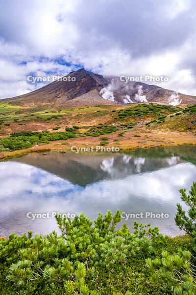 鏡池と秋の旭岳 [YMA110016233]