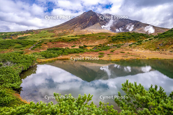 鏡池と秋の旭岳 [YMA110016234]