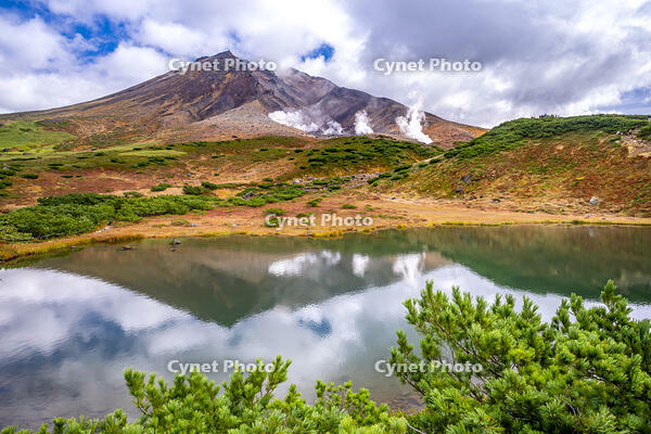 鏡池と秋の旭岳 [YMA110016236]