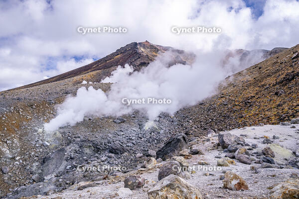 旭岳の地獄谷と噴気孔 [YMA110016242]
