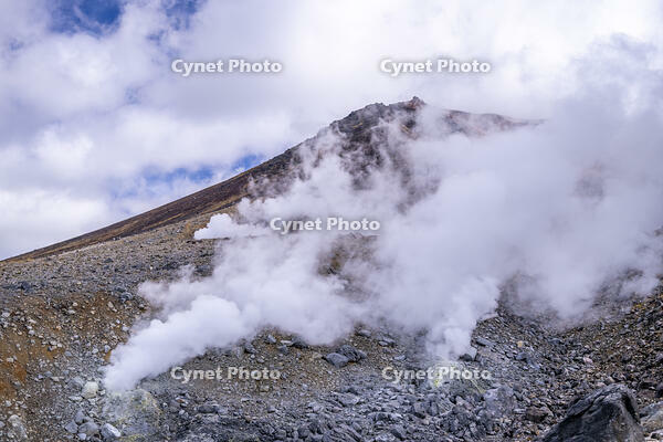 旭岳の地獄谷と噴気孔 [YMA110016243]