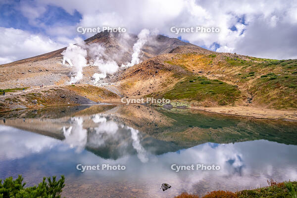 姿見の池と秋の旭岳 [YMA110016247]