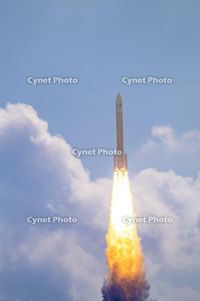 H3ロケット7号機の打ち上げ [YMA110016421]