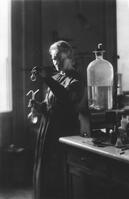 Marie Curie dans son laboratoire de chimie à l'Institut du Radium à Paris / Photo, 1921 [AKG110392294]