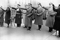 Staatsakt vor Feldherrnhalle für Hermann Kriebel. v.r.n.l.: Gauleiter Adolf Wagner, Hess, Hitler, Göring, v. Ribbentrop. Datum auf Foto: 21.2.41 [AKG110392394]