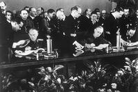 Rumania enters the Tripartite Pact on 23 November 1940. The three original members were Germany, Italy and Japan. [AKG110392408]
