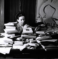 Simone de Beauvoir in her room at the Hotel Louisiane / Photo, 1945 [AKG110392505]
