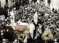 Mahatma Gandhi's dead body being carried from Birla House to the catafalque, which takes him to the cremation ground at Rajghat, New Delhi, January 31, 1948. Also be seen: Sardar Vallabhbhai Patel (behind Gandhi). [AKG110392523]