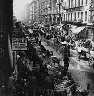 New York (USA), Jewish quarter (Lower East Side).  Street scene.  Photo, date unknown (1920s). [AKG110392600]
