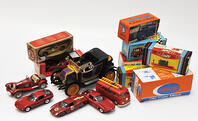 Véhicules dans leurs boîtes et accessoires dont Impy, Crescent, une camionnette publicitaire, Baroclem, Tekno, Politoys [AKG110392680]