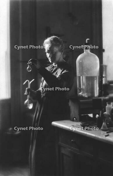 Marie Curie dans son laboratoire de chimie à l'Institut du Radium à Paris / Photo, 1921 [AKG110392294]
