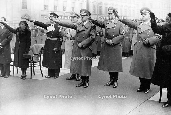 Staatsakt vor Feldherrnhalle für Hermann Kriebel. v.r.n.l.: Gauleiter Adolf Wagner, Hess, Hitler, Göring, v. Ribbentrop. Datum auf Foto: 21.2.41 [AKG110392394]