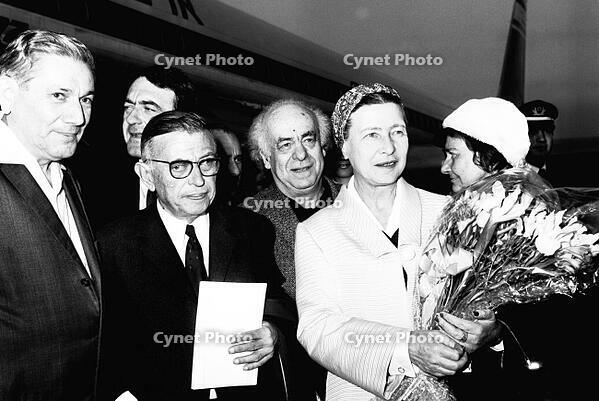 Israel / Palestine: French philosophers Jean Paul Sartre and Simone De Beauvoir arriving at Lod Airport, 14 March 1967 [AKG110392502]