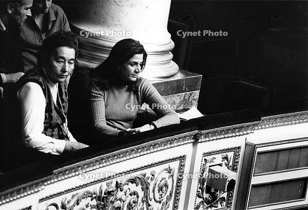 Gisèle Halimi et Simone de Beauvoir (?) assistent au débat sur l'avortement à l'Assemblée Nationale / Photo, 1974 [AKG110392503]