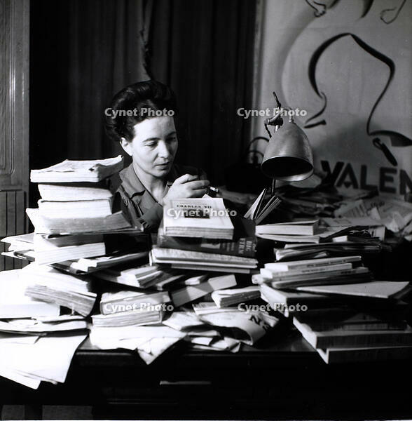 Simone de Beauvoir in her room at the Hotel Louisiane / Photo, 1945 [AKG110392505]