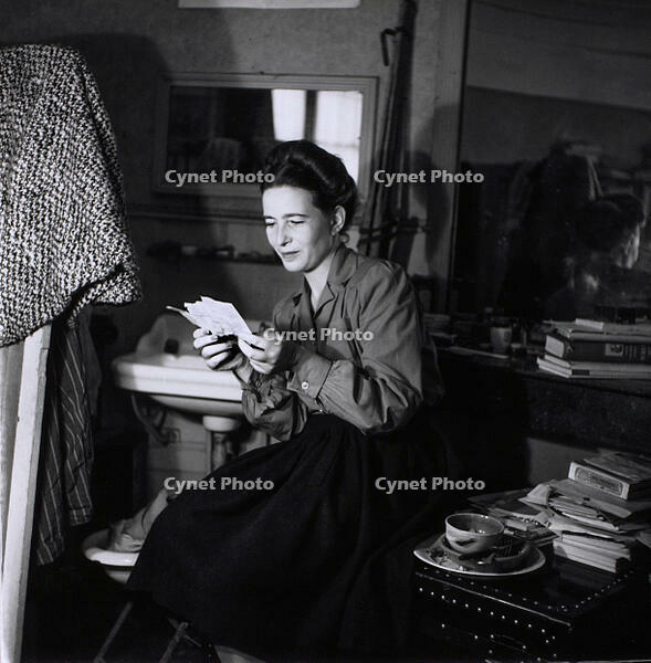 Simone de Beauvoir / Photo 1945 [AKG110392506]