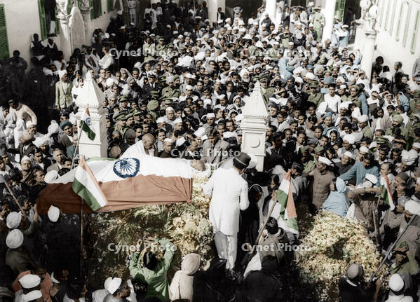 Mahatma Gandhi's dead body being carried from Birla House to the catafalque, which takes him to the cremation ground at Rajghat, New Delhi, January 31, 1948. Also be seen: Sardar Vallabhbhai Patel (behind Gandhi). [AKG110392523]