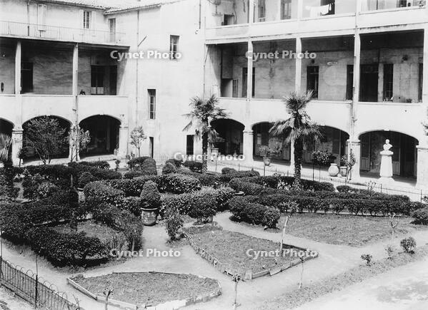 Garden at the Hotel Dieu in Arles / photo [AKG110392545]