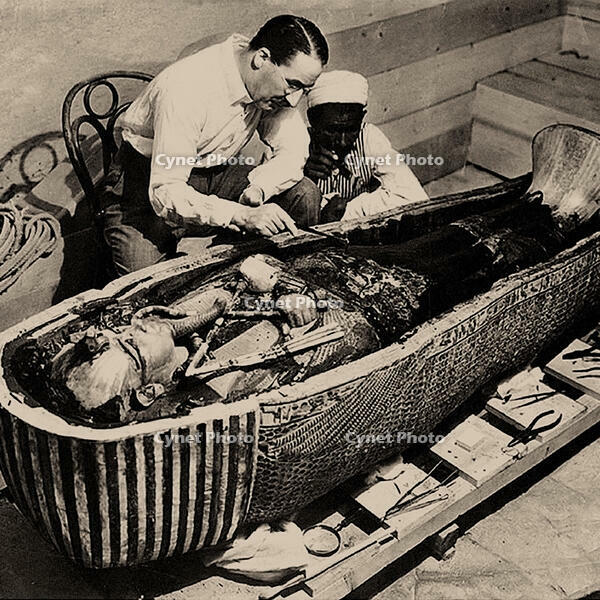 Burton, Harry (1879-1940)Howard Carter with Coffin of TutankhamunPhototypie: 1925, The Griffith Institute [AKG110392697]