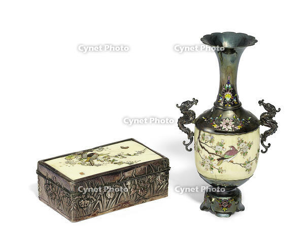 BOX AND VASE.Japan.  [AKG110392716]