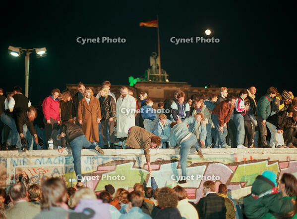 Berliners storm the Wall, 9/11/1989 [AKG110337301]