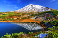秋色と冠雪の大雪山旭岳 [MHI110004935]