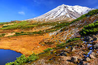 秋色と冠雪の大雪山旭岳 [MHI110004936]