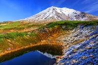 秋色と冠雪の大雪山旭岳 [MHI110004937]