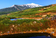 秋色と冠雪の大雪山旭岳 [MHI110004938]