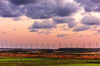 サロベツ原野より風車並ぶ日本海オロロンライン　夕景 [MHI110004939]